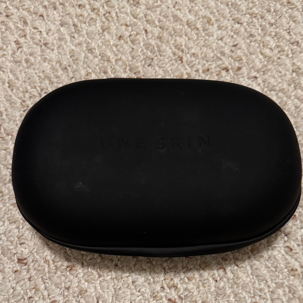 One Skin Black Accessory Case